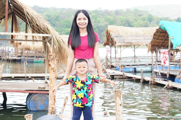 mãe e filho na atração do rio