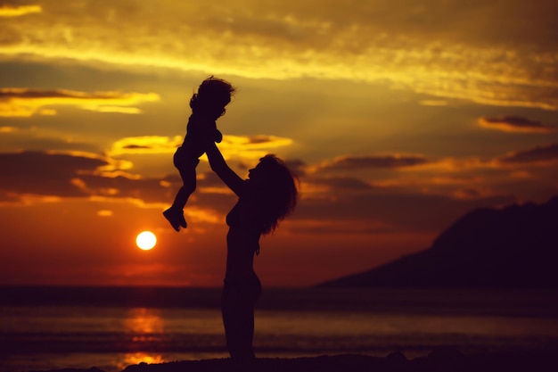 Mãe e filho na praia