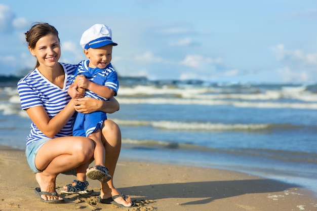 Mãe e filho na praia