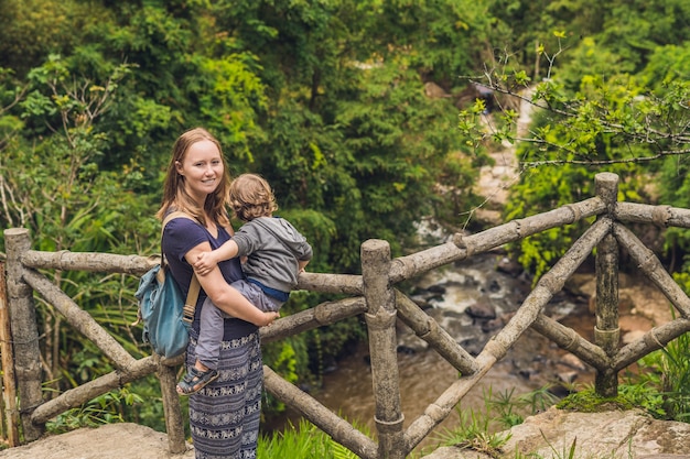Mãe e filho na superfície da bela cachoeira Datanla em cascata Na cidade montanhosa de Dalat, Vietnã