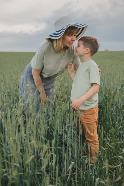 mãe e filho no campo. família feliz