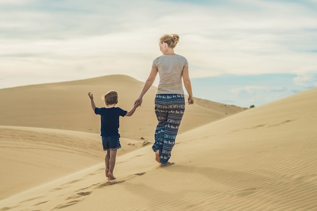 Mãe e filho no deserto