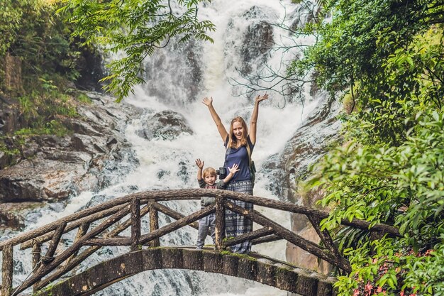 Mãe e filho no fundo da bela cachoeira datanla em cascata na cidade montanhosa de dalat