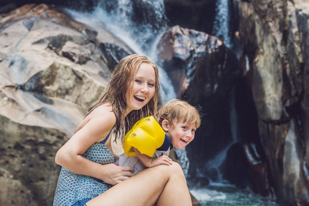 Mãe e filho no fundo da cachoeira