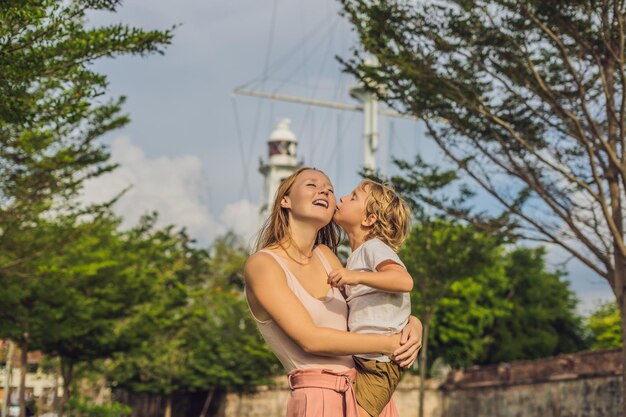 Mãe e filho no fundo do forte cornwallis em georgetown penang é um forte estelar construído pelo