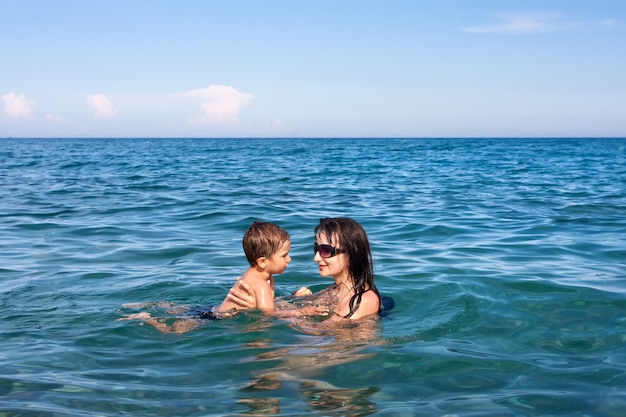 Mãe e filho no mar