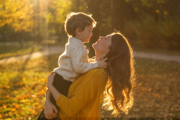 Mãe e filho no parque de outono