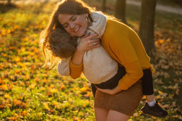 Mãe e filho no parque de outono