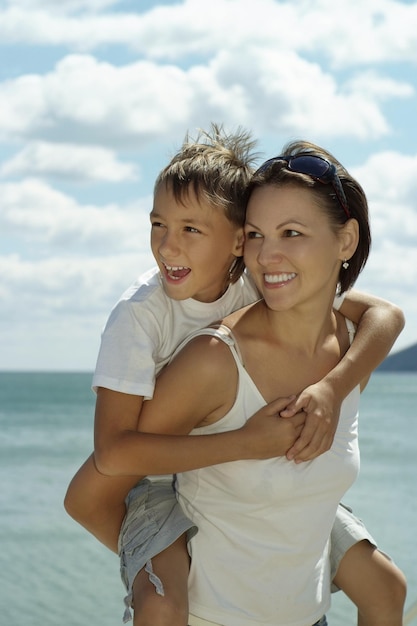 Mãe e filho no verão