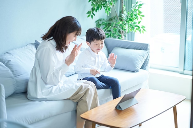 Mãe e filho olhando para a tela do tablet PC