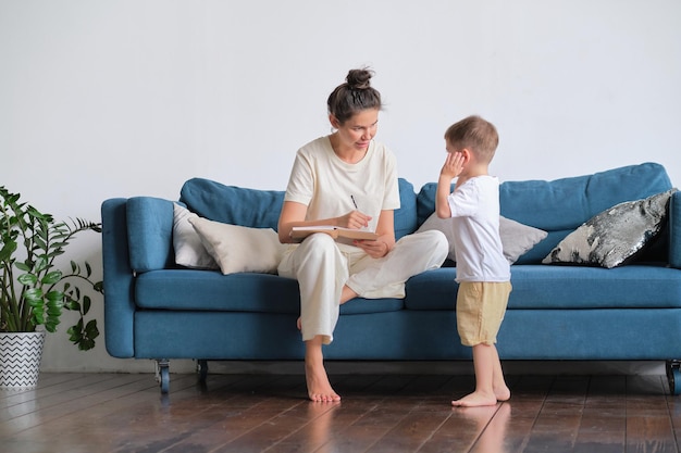 Mãe e filho passam tempo juntos em casa