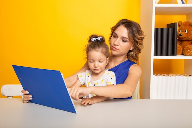 Mãe e filho passando um tempo juntos aprendendo