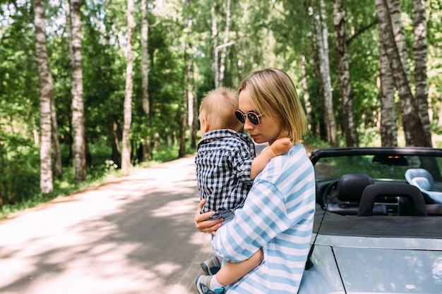 Mãe e filho pequeno em um carro conversível Viagem familiar de verão à natureza