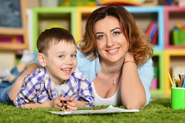 Mãe e filho pintando juntos