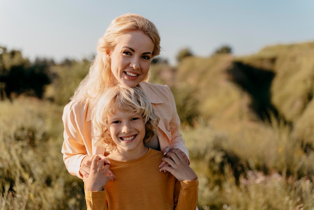 Foto mãe e filho posando de tiro médio