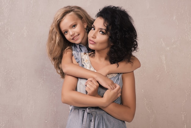 Mãe e filho posando juntas