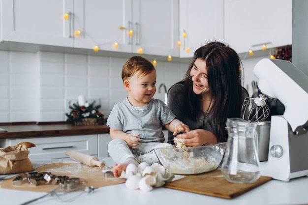 Mãe e filho preparando a massa