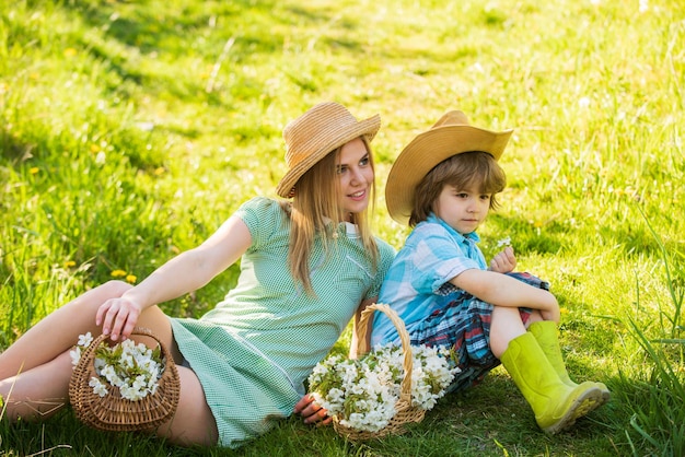 Mãe e filho relaxando Férias de primavera Boas vibrações Temporada de primavera Amor e respeito a pátria Lazer de fim de semana Explorar a natureza Boas festas Família de cowboys coletando flores da primavera Vida ecológica