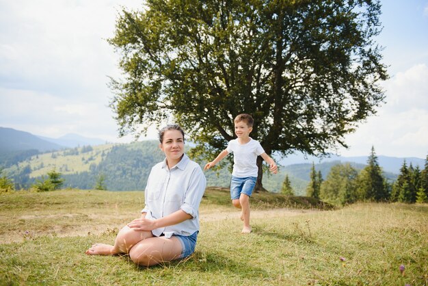 Mãe e filho relaxando na natureza