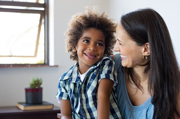 Mãe e filho rindo