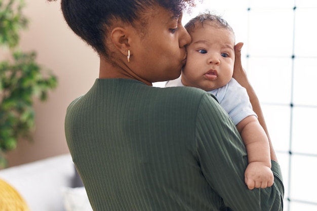 Mãe e filho se beijando e se abraçando em casa