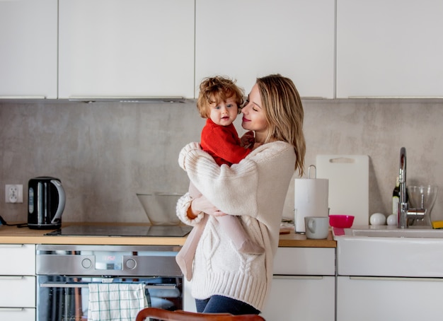 Mãe e filho se divertem na cozinha