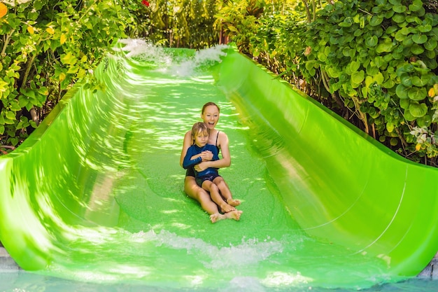 Mãe e filho se divertem no parque aquático