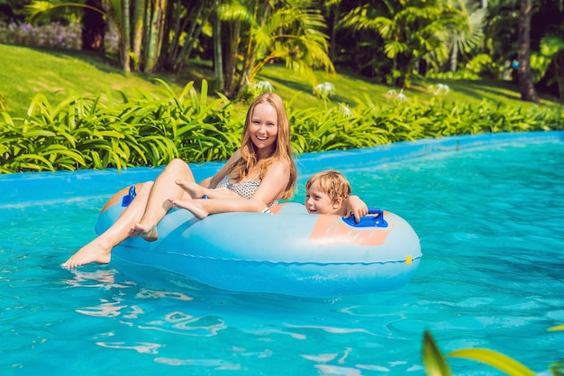 Mãe e filho se divertem no parque aquático.