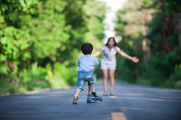 Mãe e filho se divertindo no parque