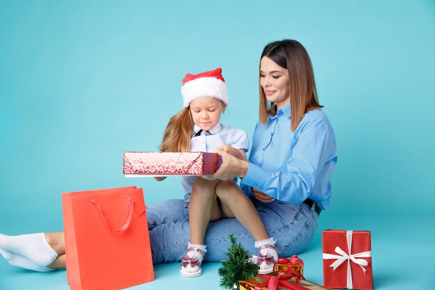 Mãe e filho sentados com presentes