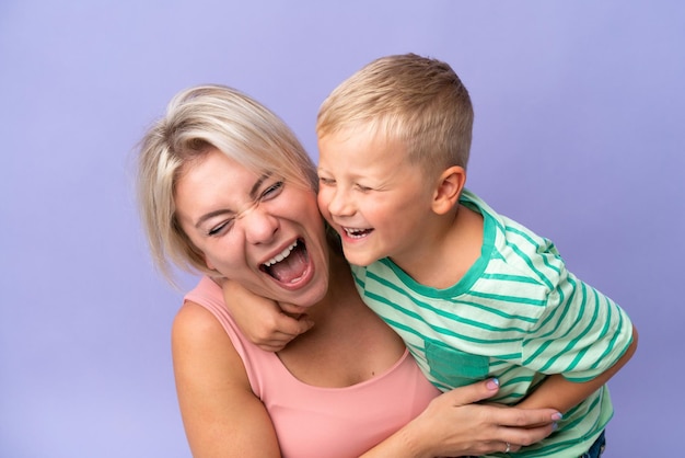 Mãe e filho sobre fundo isolado