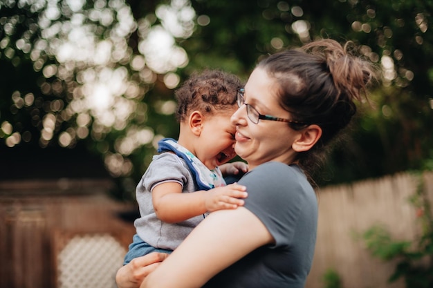 Mãe e filho sorridente sentados ao ar livre