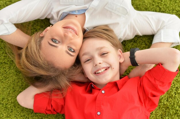 Mãe e filho sorrindo