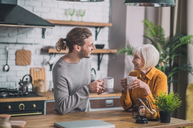 Mãe e filho tomando café juntos