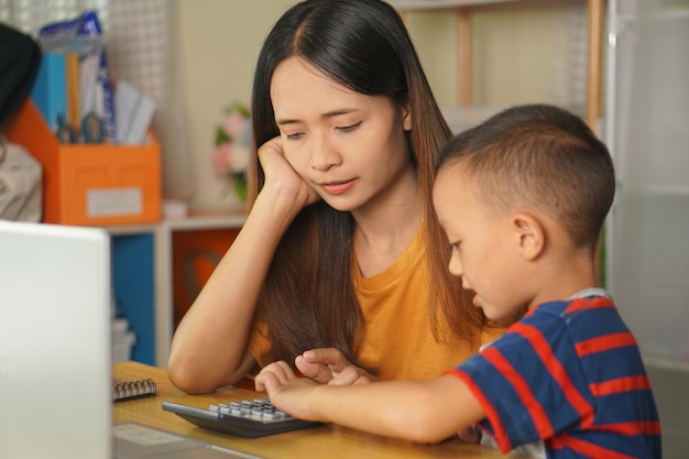 mãe e filho trabalhando em casa Clique na calculadora para ver os lucros