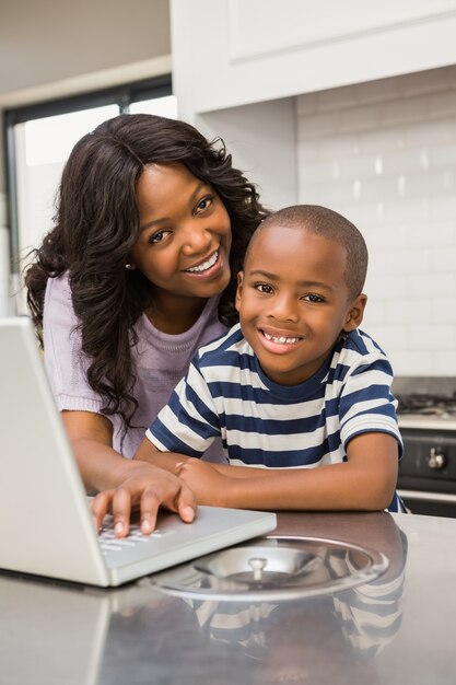 Mãe e filho usando laptop