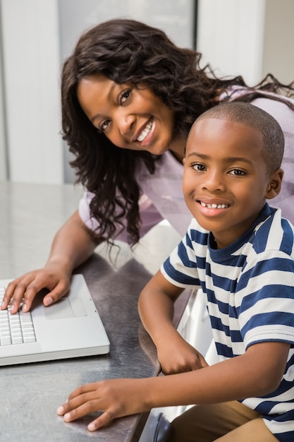 Mãe e filho usando laptop