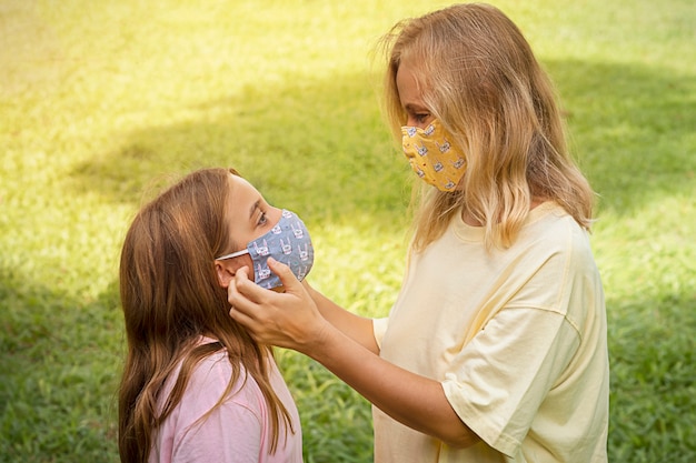 Mãe e filho usando máscara médica