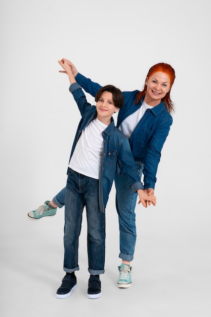 Mãe e filho usando roupas de jeans juntos