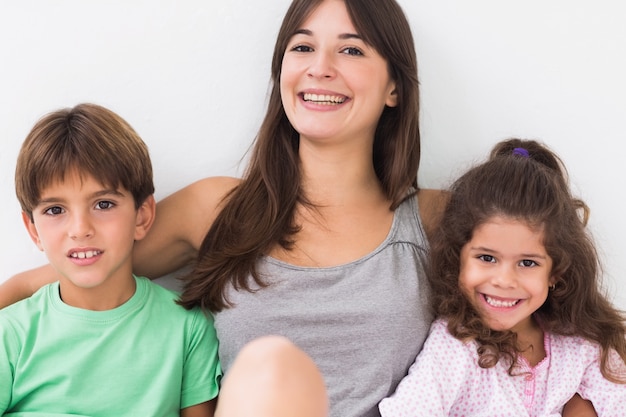 Foto mãe e filhos felizes