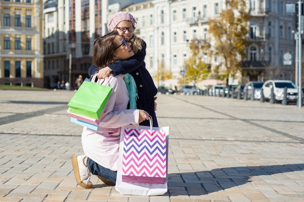 Foto mãe e filhos são felizes de compras