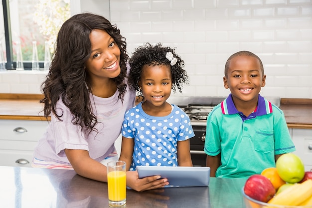 Mãe e filhos usando o tablet