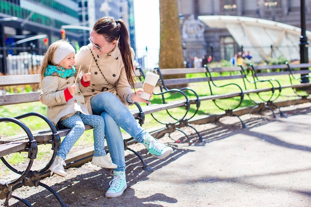 Mãe e menina adorável desfrutar dia de sol na cidade de Nova York