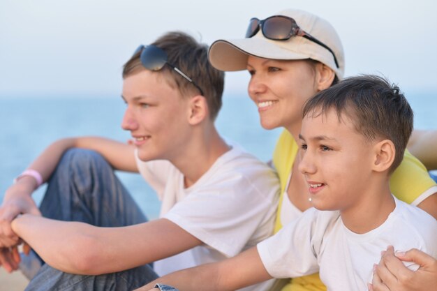 Mãe e meninos no fundo do mar