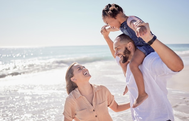 Mãe e pai de férias na praia com a garota se unindo em um jogo divertido pelo oceano ou mar da Costa Rica para o verão Sorria homem feliz e brincalhão mulher ou pais carregando filha da família criança ou criança na natureza