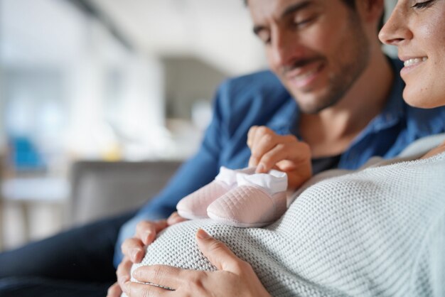 Foto mãe e pai para estar em casa esperando menina