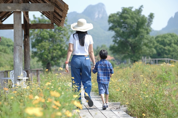 Mãe e sol caminhando em uma natureza