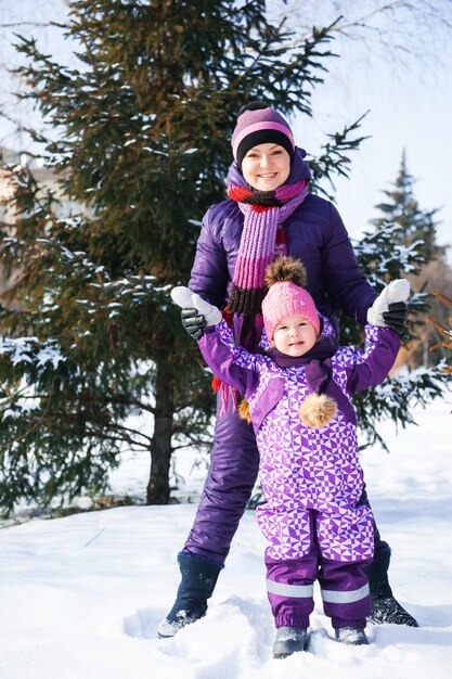 Mãe e sua filha aproveitando o dia de inverno.