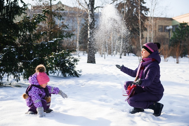 Mãe e sua filha aproveitando o dia de inverno.