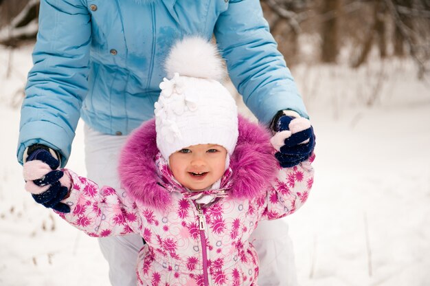 Mãe e sua filha aproveitando o lindo dia de inverno.